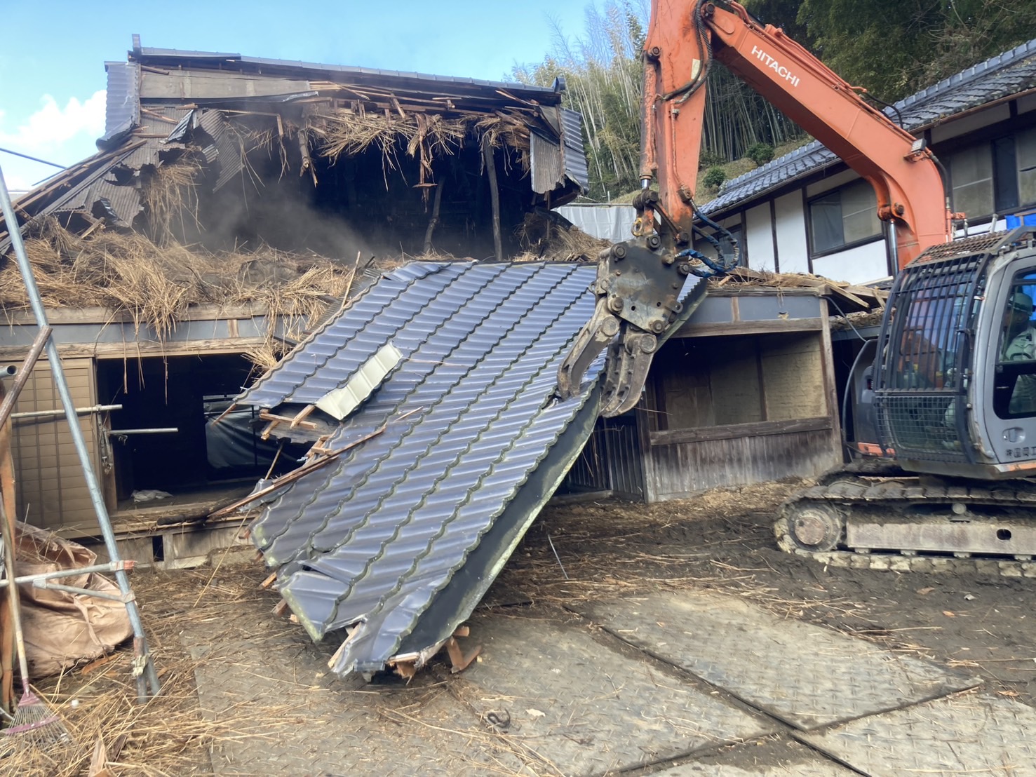 奈良県某所木造かやぶき屋根住居の解体状況