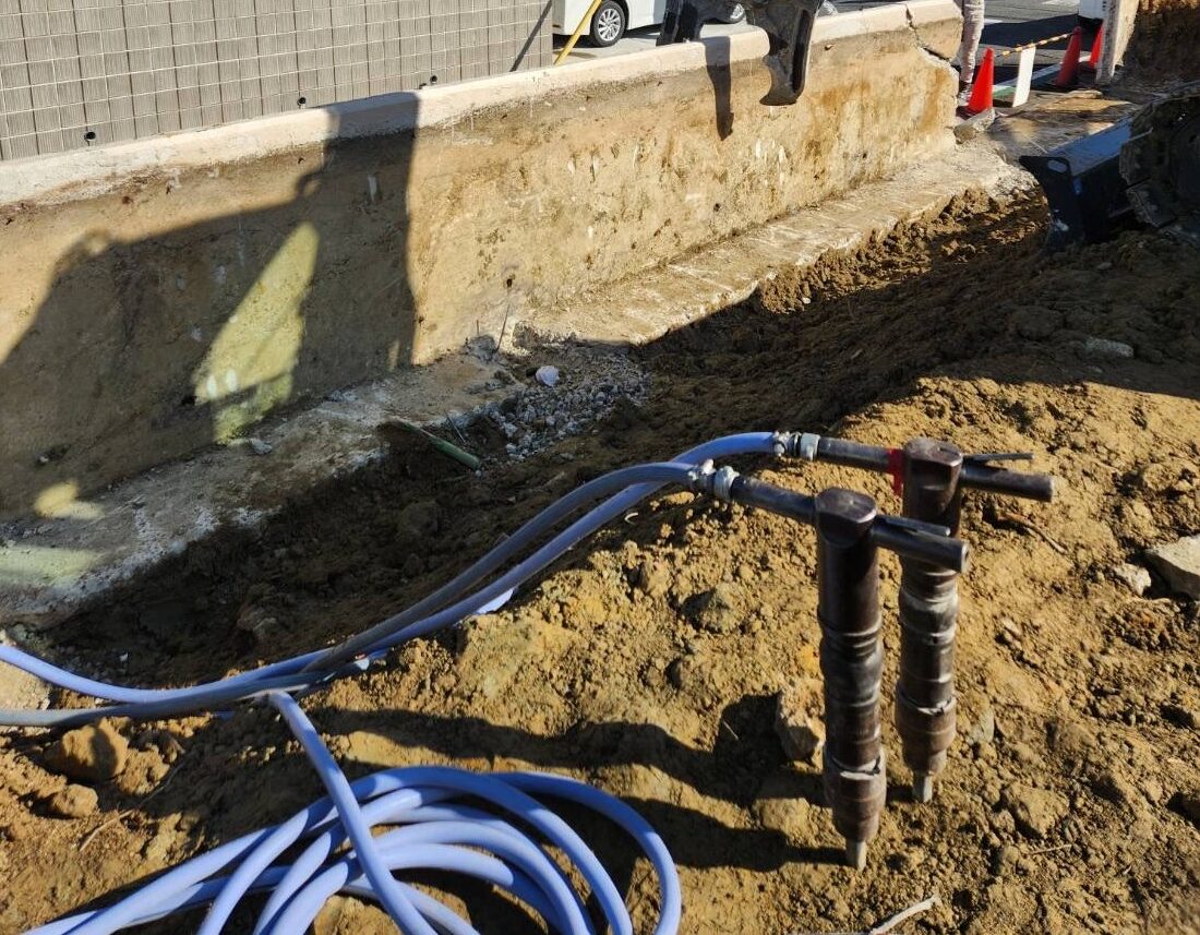 奈良県某所にある木造２階建住居とCB塀・擁壁（ヨウヘキ）の解体、敷地内の残土すきとり工事の作業状況