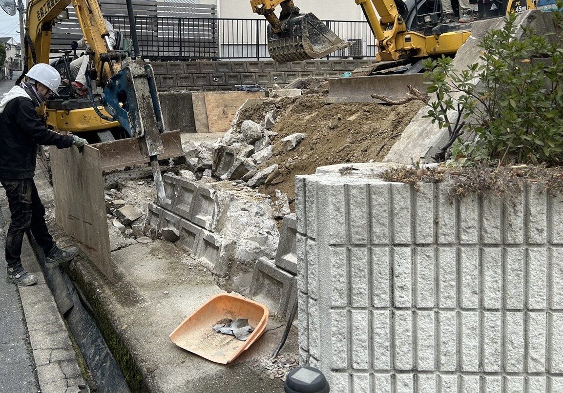 奈良県某所木造2階建住居及び、RC擁壁、間地ブロック擁壁の撤去状況