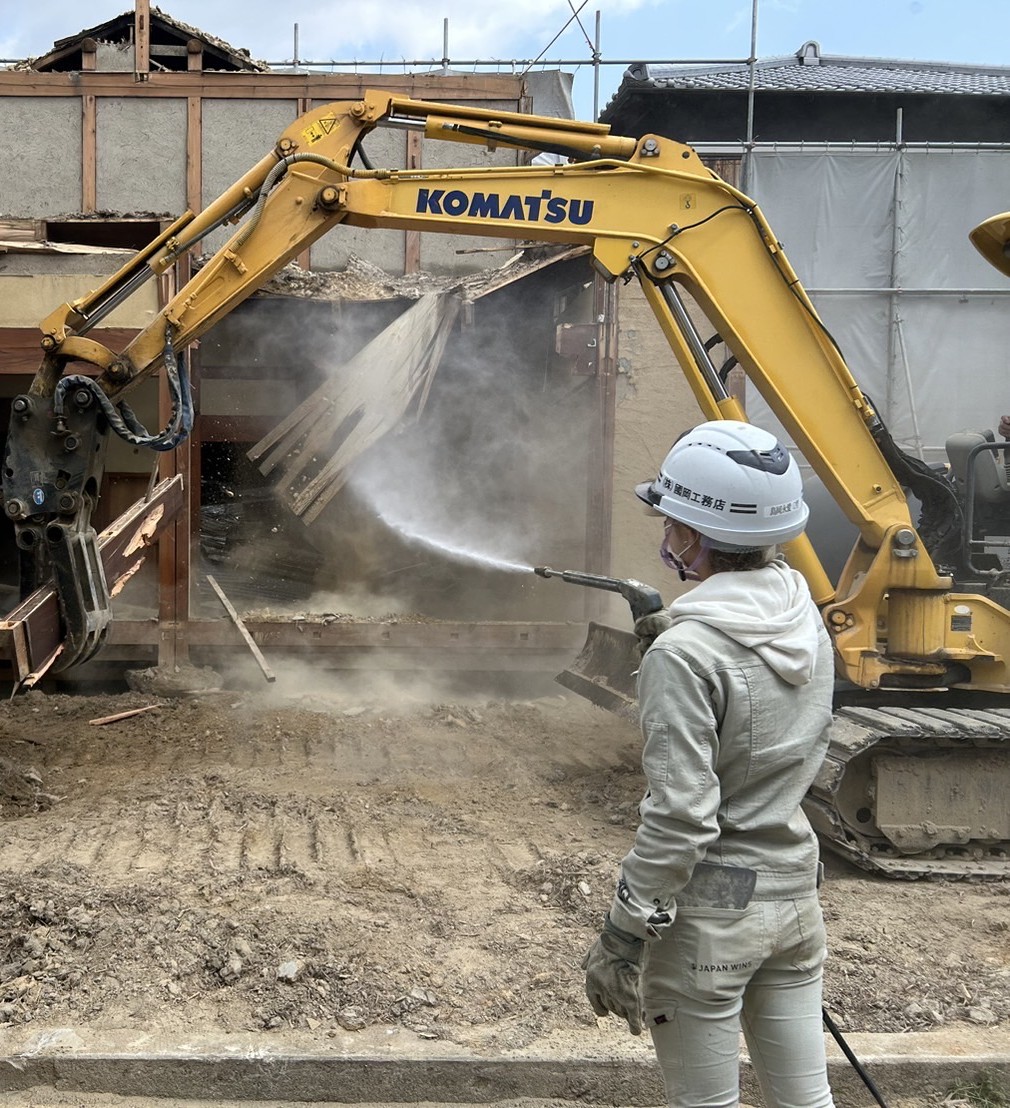奈良市某所木造瓦葺住居の母屋・離れ・土蔵、CB造の風呂・トイレの解体状況